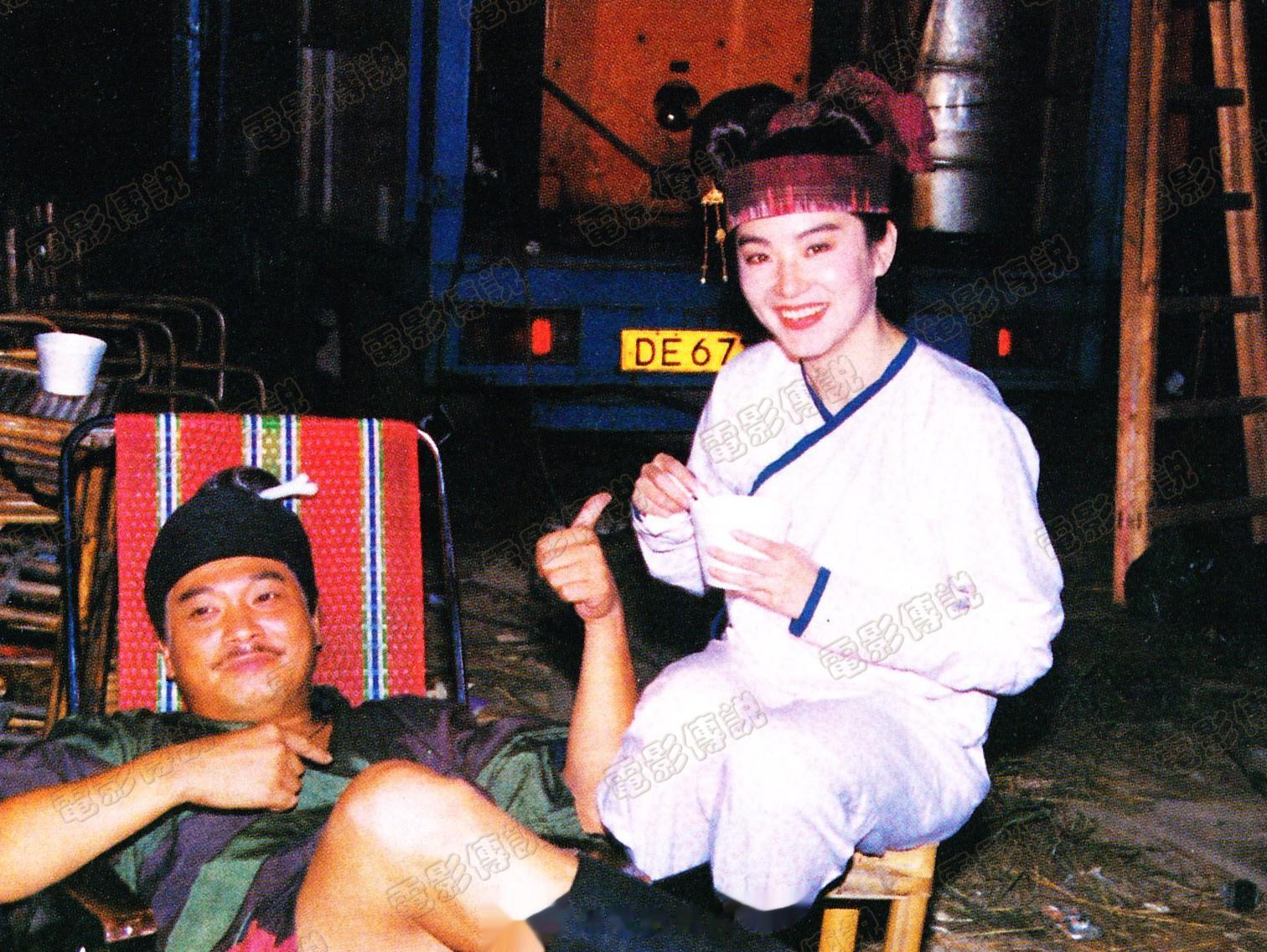 #電影傳說扫描# 1992年，电影《绝代双骄》片场幕后花絮照：正在夜宵中的青霞，