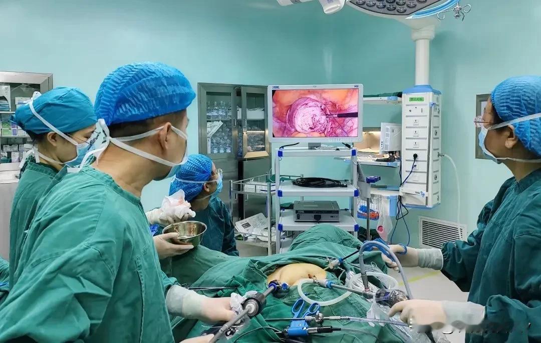 医疗场景的公开传播，从来都该有清晰的红线。陕西中医药大学附院妇二科妇科手术直播事