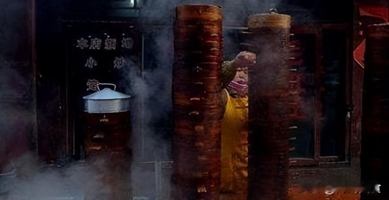想请教各位网友一个问题：
我们在包子铺常看到蒸笼叠得很高，少则五六层，多则十几甚