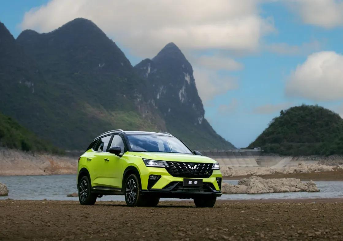 要选高性价比SUV，看五菱星驰准没错，入门配置还不到5万。
 
目前在终端，五菱