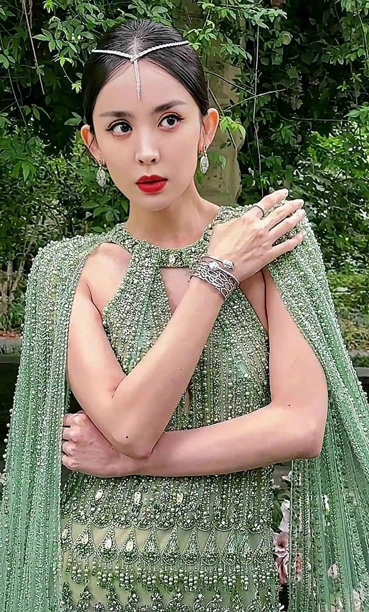  当我们谈起古力娜扎时，第一时间脑海中浮现的便是她优美得令人心醉的身姿。她的美貌