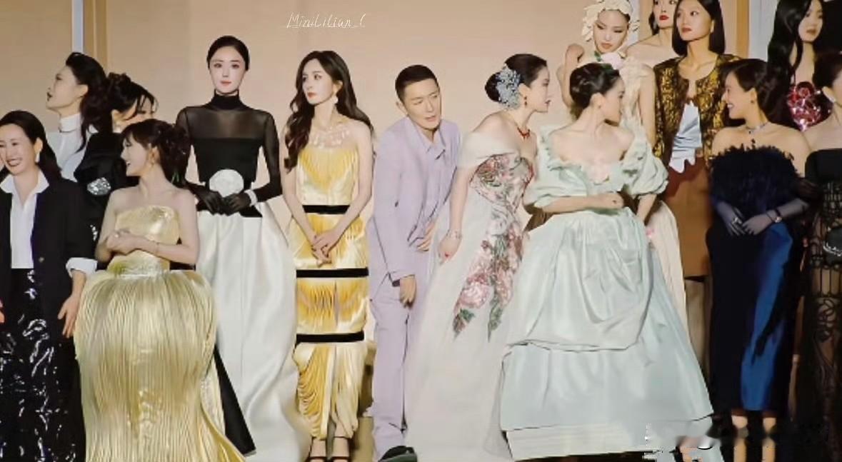 这站位也是绝了！不知道刘亦菲，钟楚曦在热聊什么，忘记了移位，为了站C位，刘冲从后