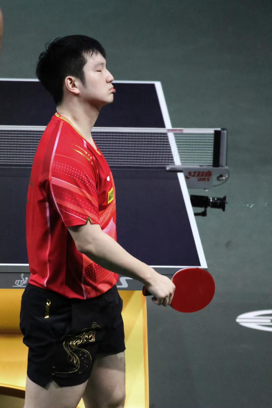 哥哥嘴唇一看就很软啊 