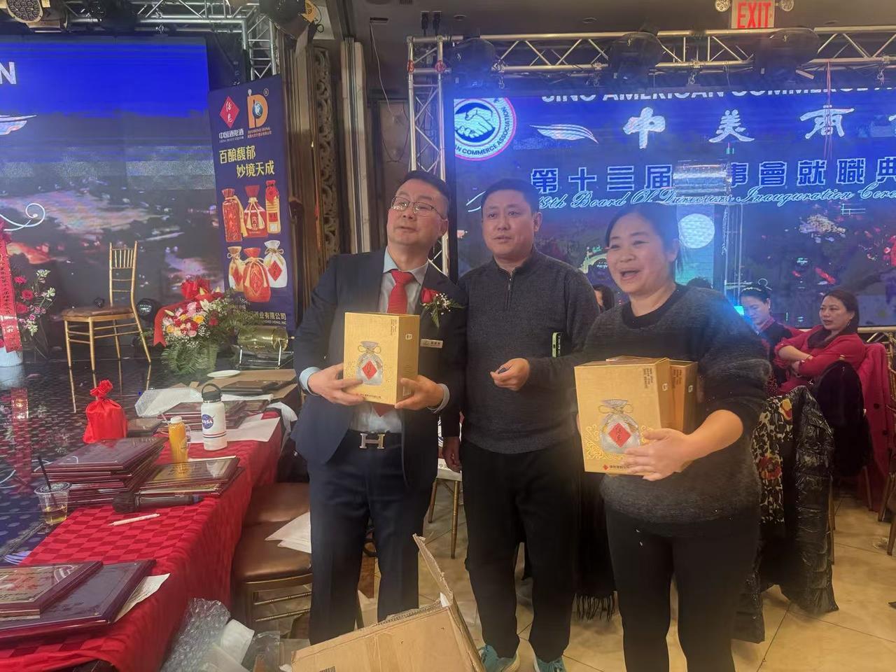 中美商会第十三届理事会交接典礼在纽约举行
美国大文行与酒鬼酒全力支持
纽约讯：