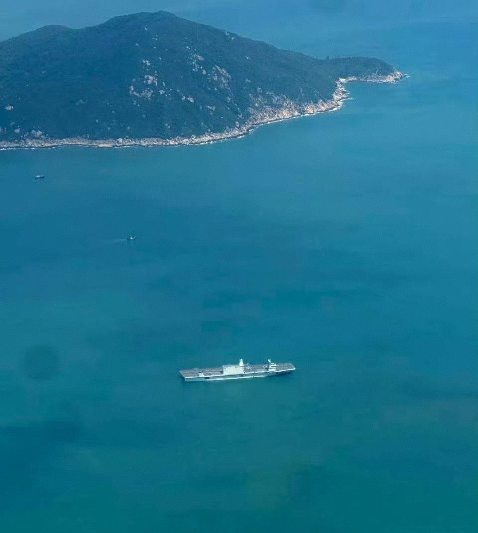 科研航母出海，甲板上有东西，应该是无人机