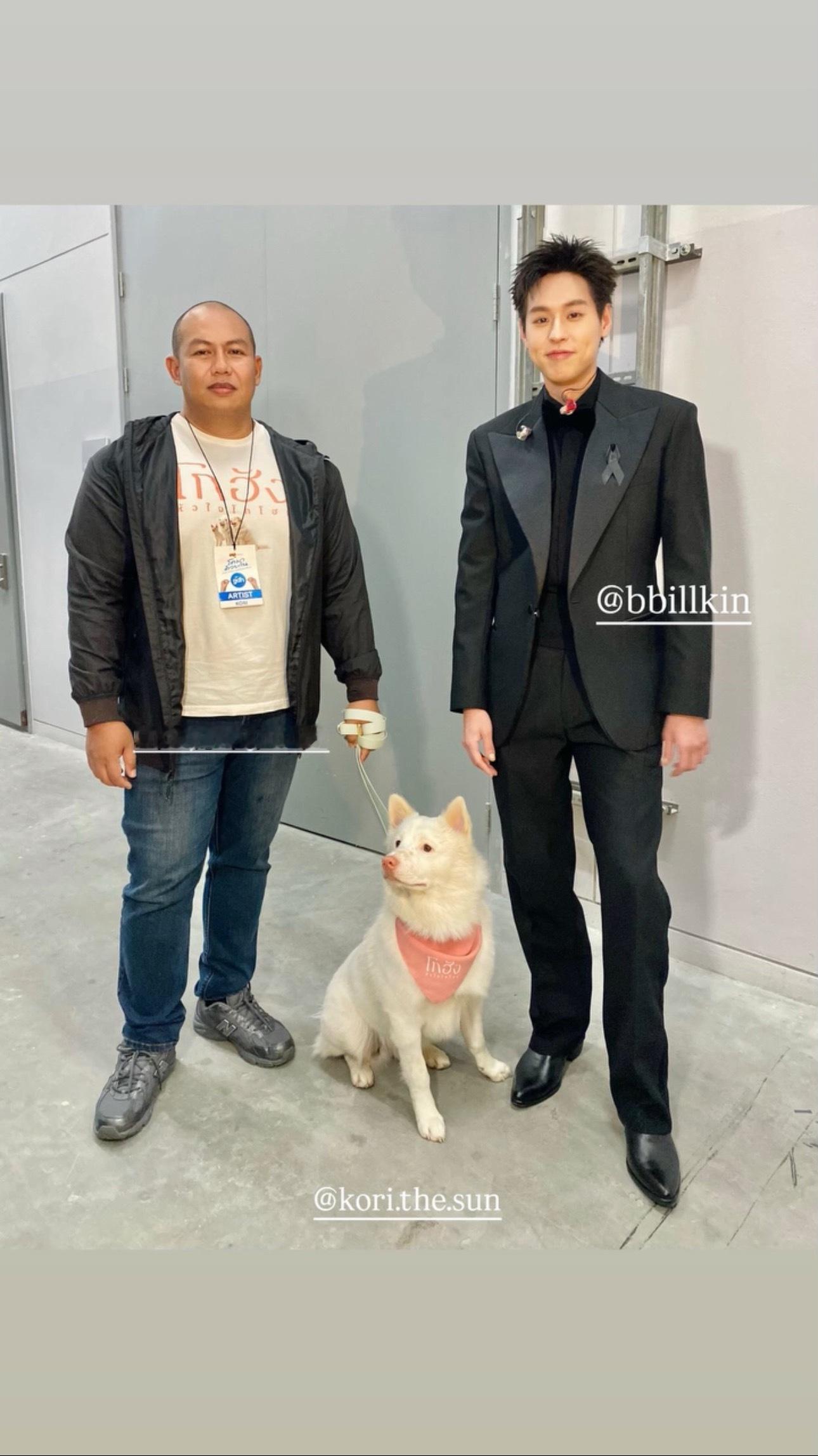 和狗狗合影🤏咋这么拘谨5555260614 Billkin GDH一起长大演唱