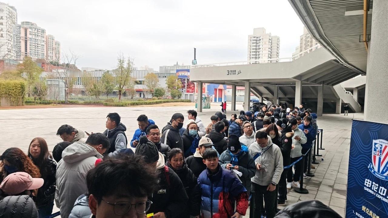 下面这个图片是昨天二月七号早上申花中心门口申花球迷排队购买申花新赛季的装备和新赛