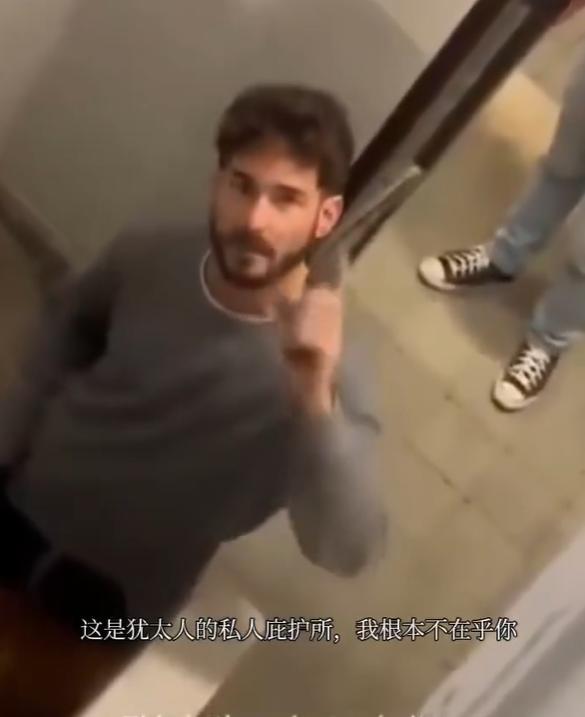 美国身份都不好使了？一名以色列人堵住防空洞，称不允许外人进入避难！

最近，一段