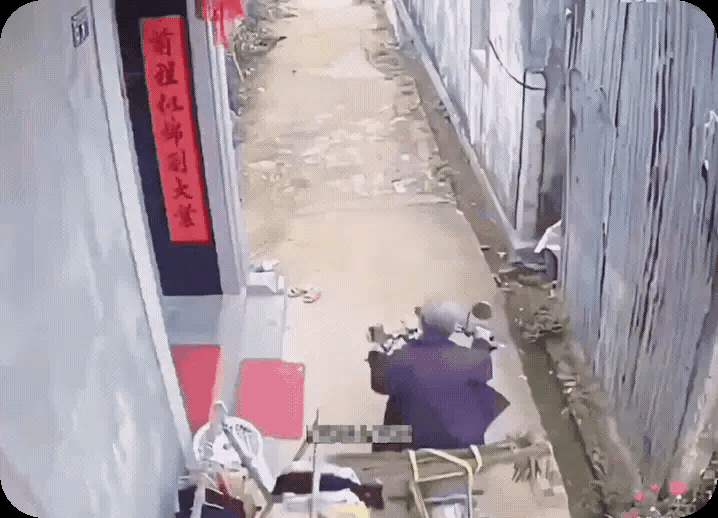 老头骑车够猛的了，把晾衣服架撞倒之后，头都没回就走了，由此不难看出，这个老头的脾