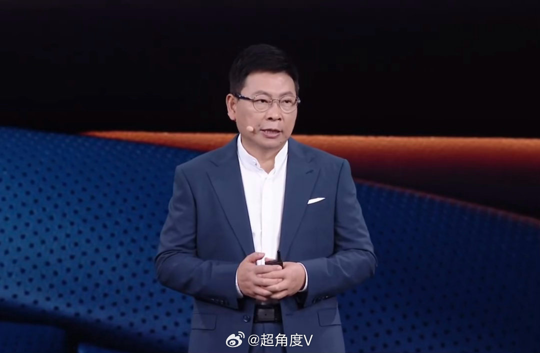 【余承东发布会开场未提“竹知了”】近日，“竹知了”事件引发广泛讨论。起因是，华为