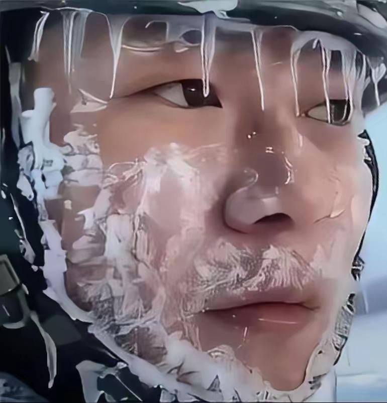 极寒边境的这一幕，看哭无数人！战士们脸覆冰霜，帽檐挂着冰锥，冻僵的指尖连握拳都难