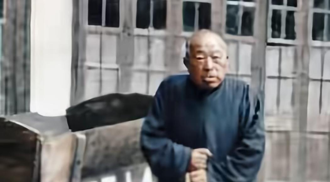 1951年拍摄，认识这位大佬吗？为什么老年扫大街了，年轻的时候很厉害吗？上海的吧