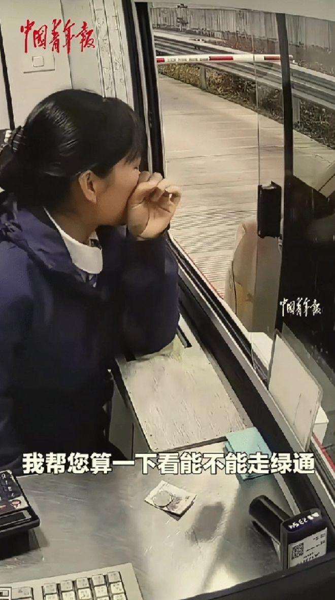 浙江，高速收费口，一卡车司机交完高速费，刚挂挡准备开车走人，收费员无意间往车厢瞟