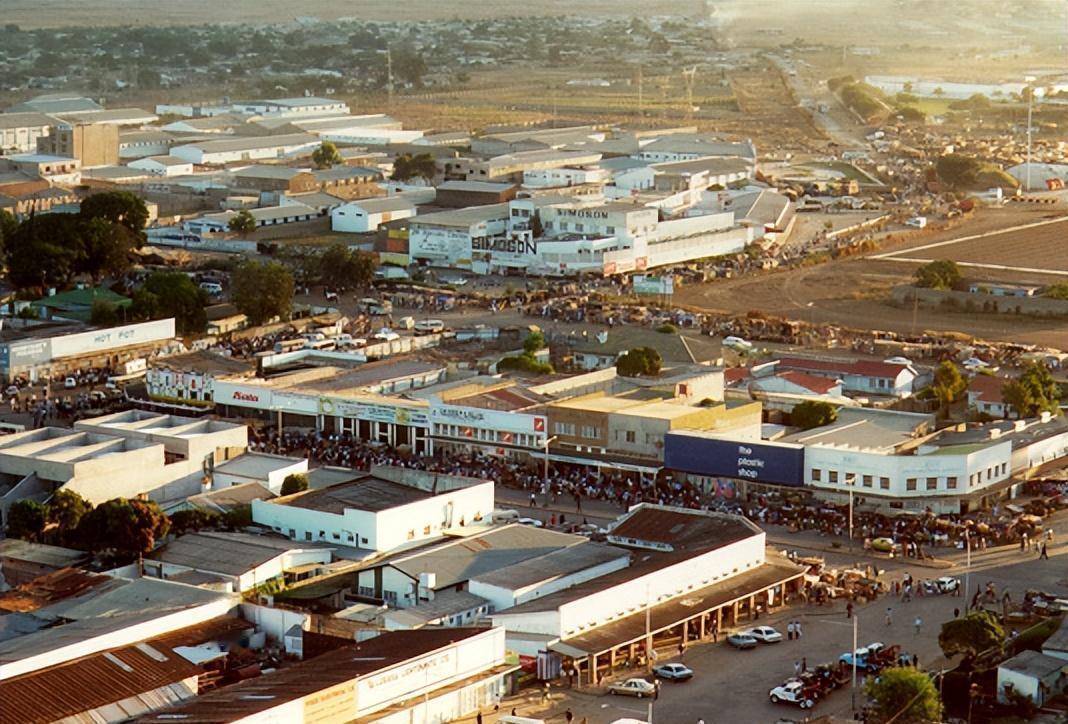 “中国是不会逼债的。”1979年，赞比亚从中国购买了12架歼6，可中国交了货却见