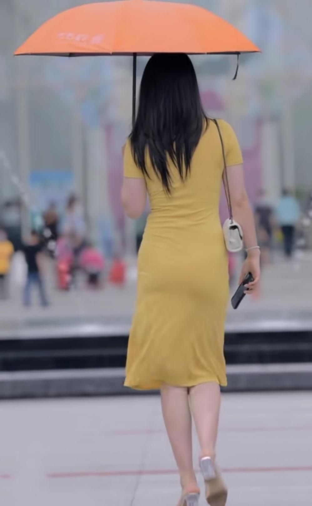 谢谢邀请，试对下联:

上联：瑞雪添暖意，
下联：红梅增柔情。

上联“瑞雪添暖