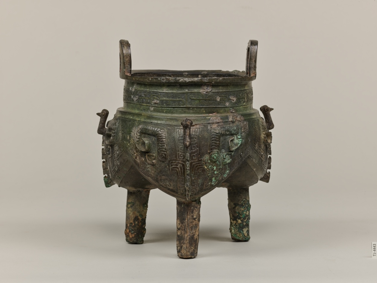 每天一件青铜器 日本东京国立博物馆藏商晚期南方风格的兽面纹鸟扉棱鬲鼎. 兽面的细