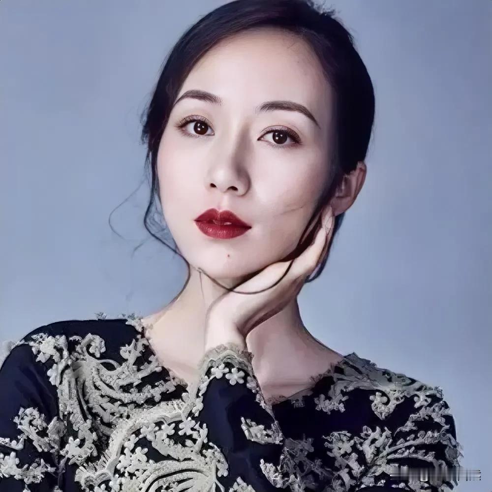 高圆圆为什么被称为街拍时尚达人 街边的阿娇更美
 高圆圆展造型 
分享优雅街拍 