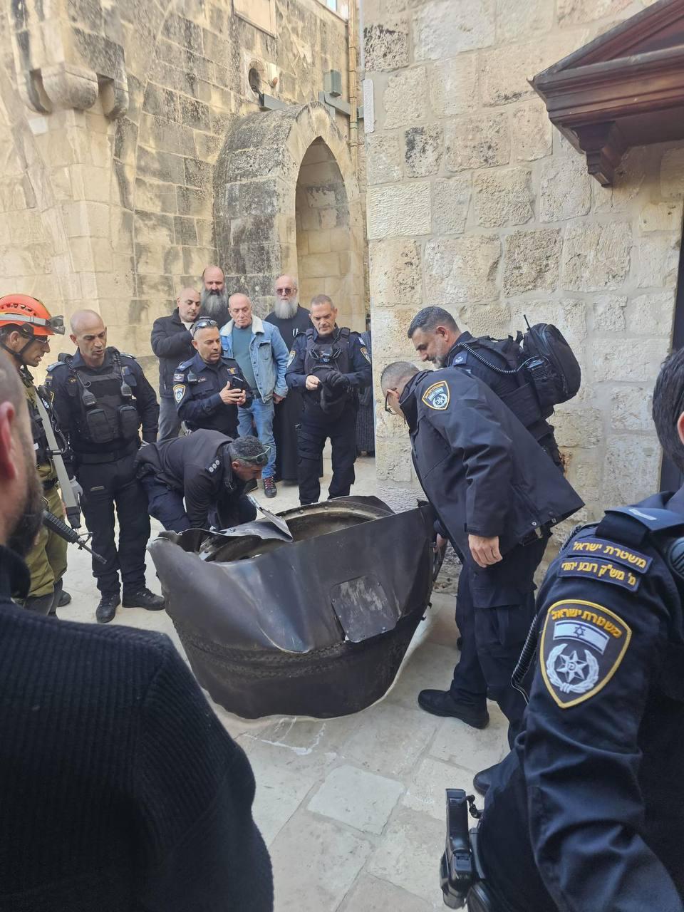 以色列警方证实，伊朗弹道导弹袭击造成的弹片和导弹碎片落入耶路撒冷老城。弹片直接击