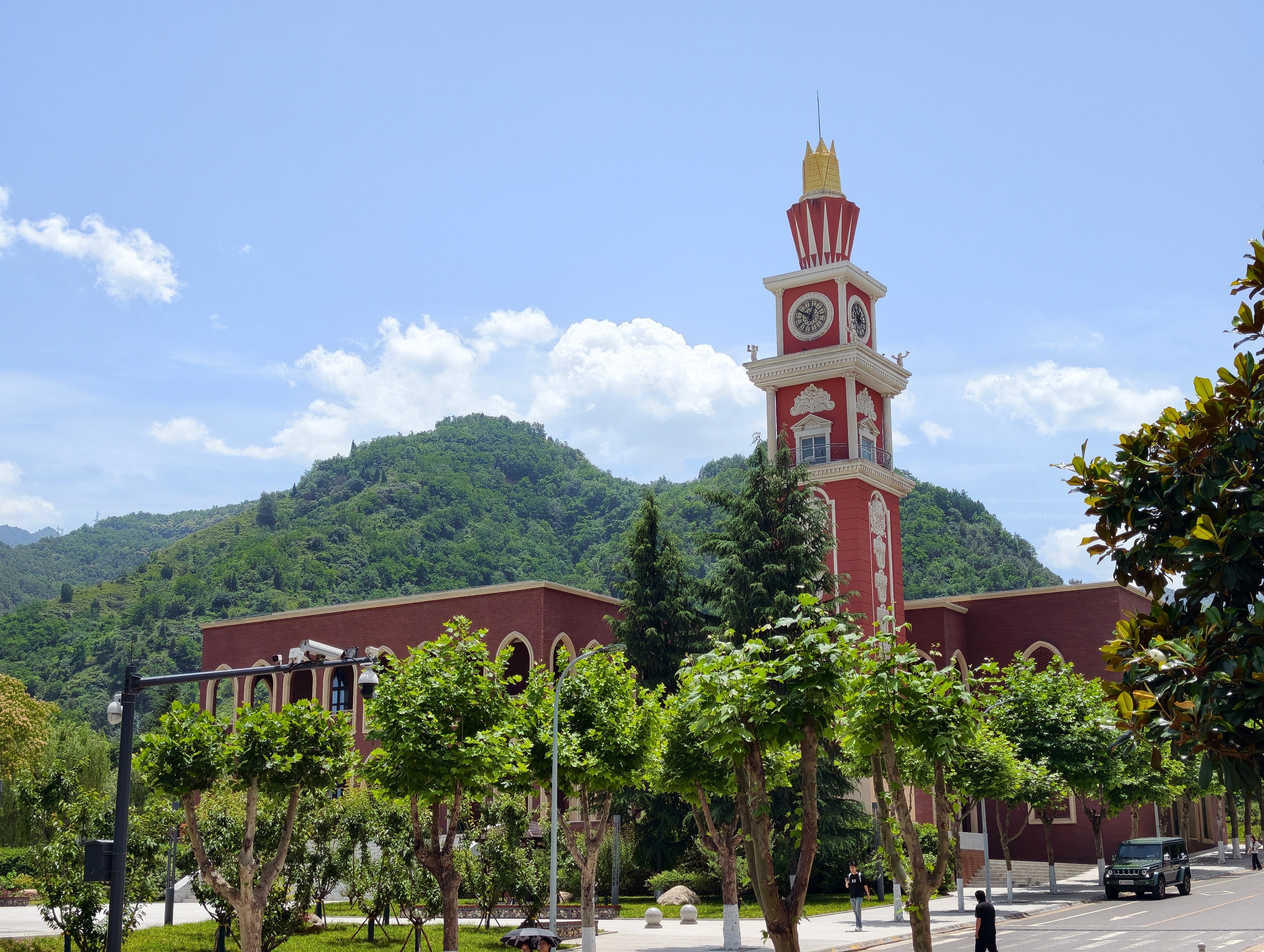 路过西安翻译学院，进来吃个便饭，大家猜猜这一份快餐多少钱？大学生活就是好啊，特别