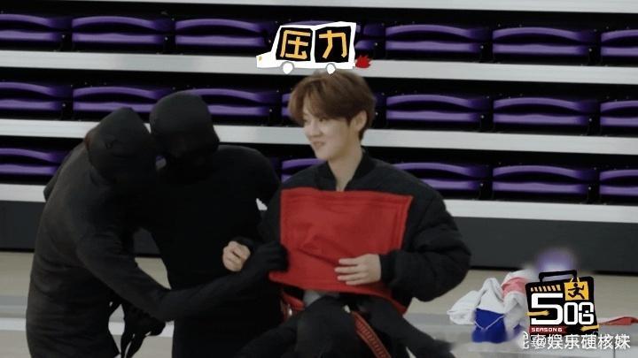邓超对鹿晗说:小鹿 我要赢为了让孩子们看到带有邓超脸的旗帜飘扬在上海街头，邓超好