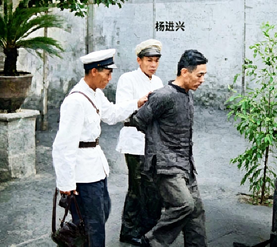 1955年一农民和妻子吵架，妻子突然大喊：“你再说，我把你的黑历史捅出来！”原来