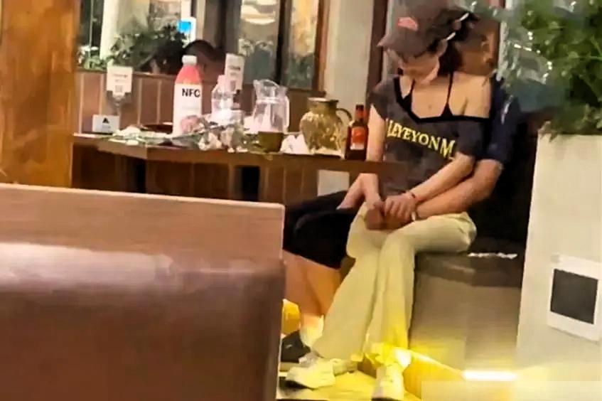 女子在餐厅情不自禁亲热，男友抓扯上衣险些走光，全程画面流出！
 
网传画面里，一
