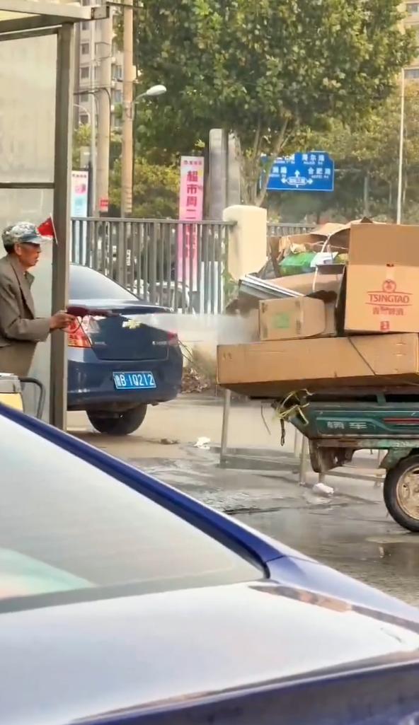 脑子WATH了：老头很实在，卖废纸前还给人冲洗干净。收废纸的也很实在，用的估计是