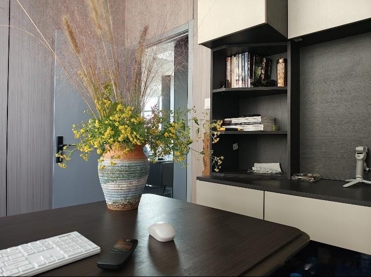 这种女人要不要离婚？

我同事92年的，和老婆结婚9年，有两个孩子，老婆全职在家