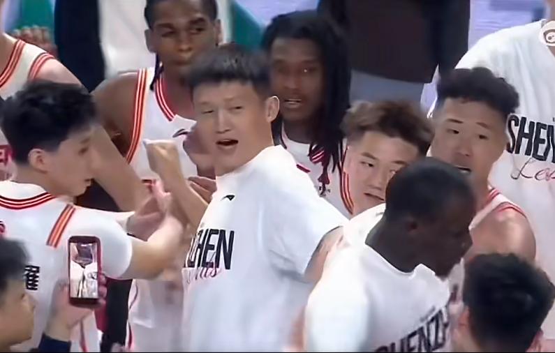 真是有点意外！外援巴吉赛后队伍集合时差点认错了球队，直惹得队友是哈哈大笑。

4