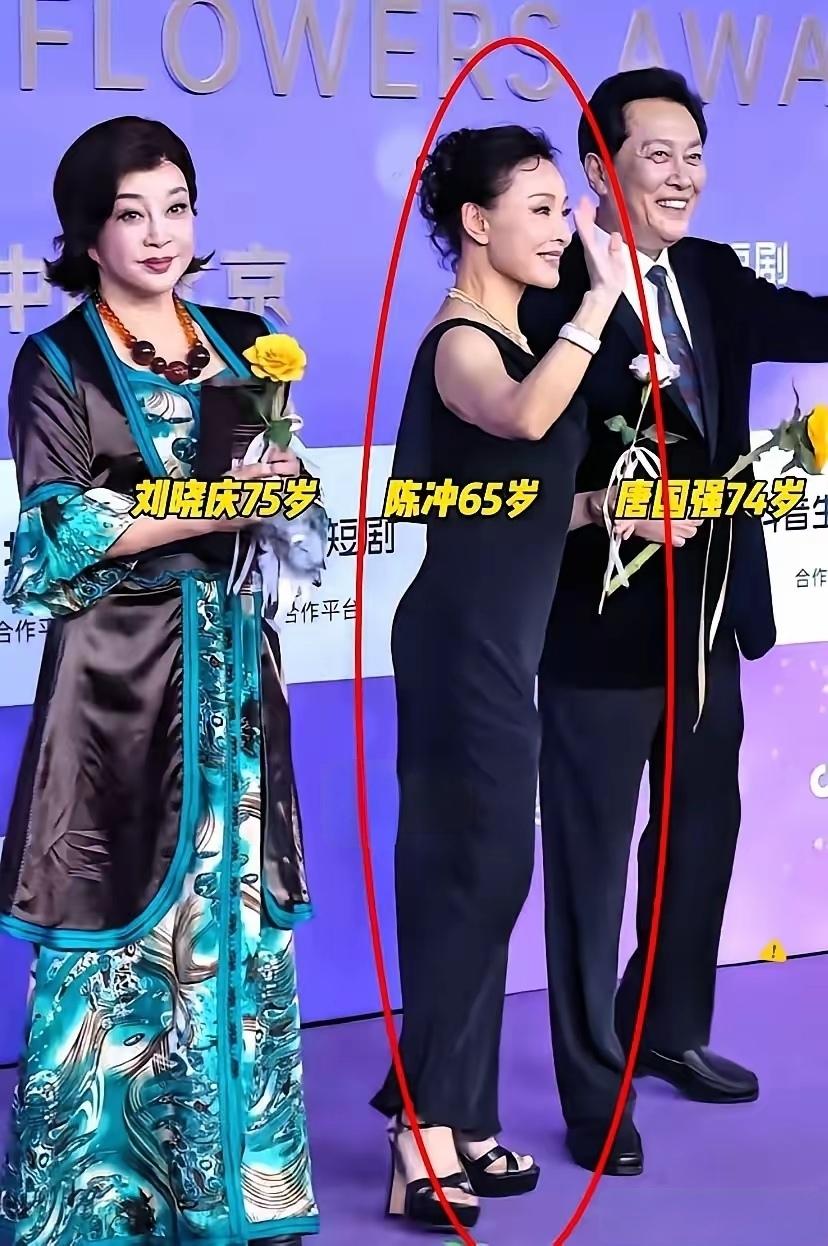 红毯就是娱乐圈的放大镜，人情冷暖，全藏在下意识的肢体细节里。
 
百花奖晚会，《