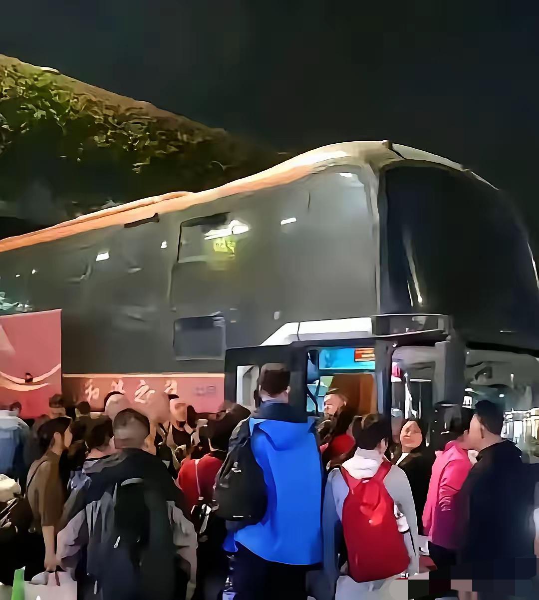 今年春运出了个怪事。
抢破头的不是高铁票，涨上天的也不是机票，反倒是那种在高速上