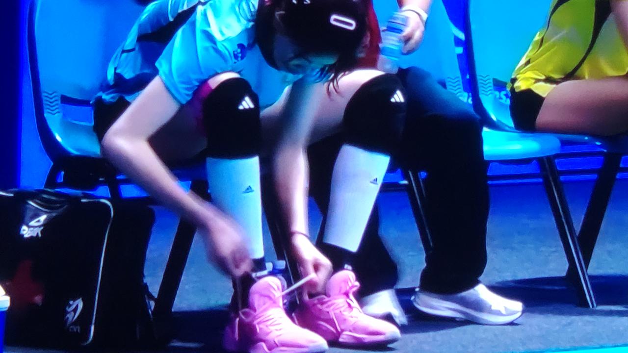 主攻李盈莹的脚第四局又出问题了

开局天津女排比分领先，河南女排暂停，妹妹李盈莹