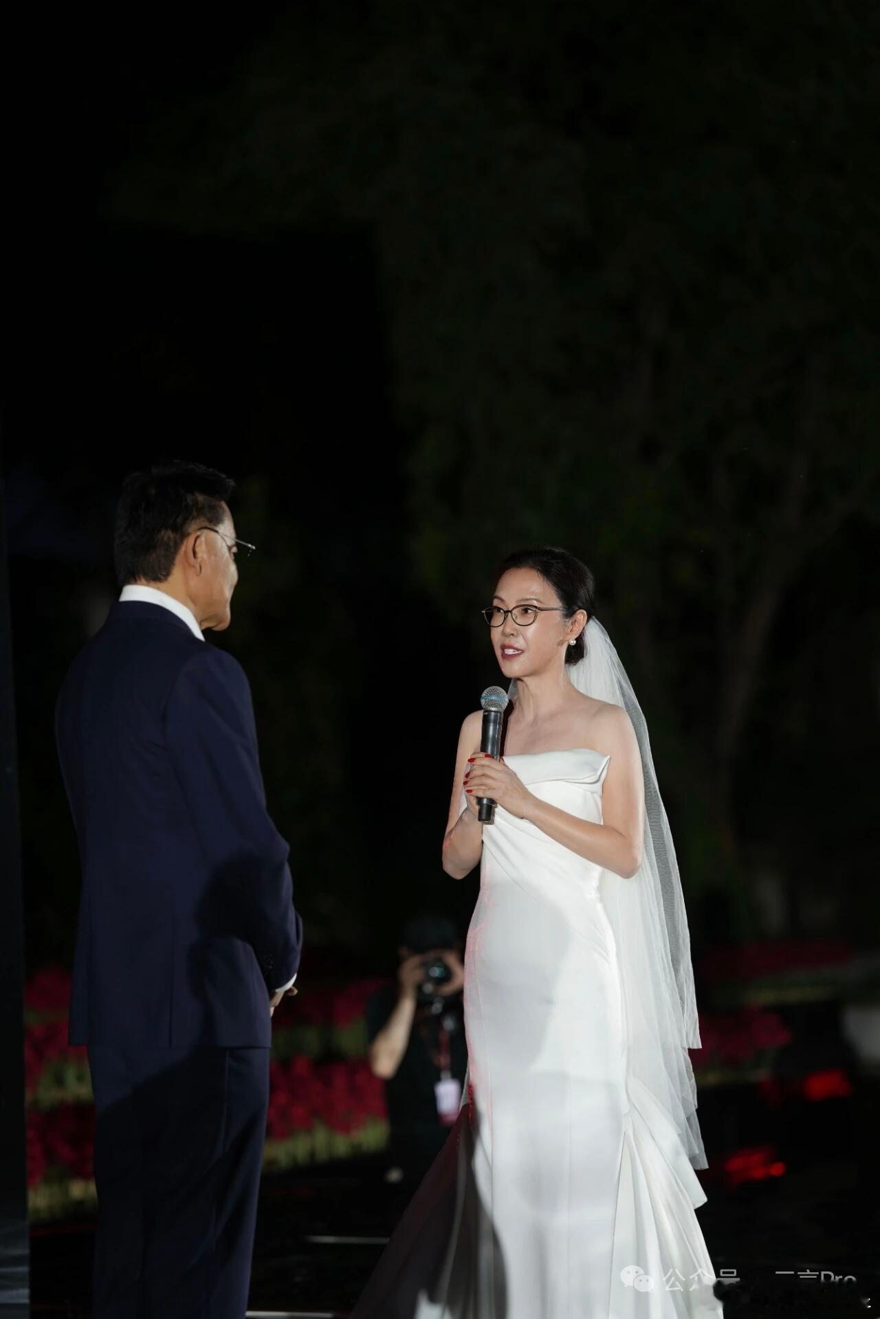当当网创始人李国庆大婚没有去找一二十的小姑娘就说明李国庆还是有底线的[思考] ​