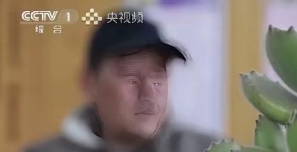 上海，男子抛弃妻儿离家出走17年杳无音信，当他回来办理二代身份证时却发现，经妻子