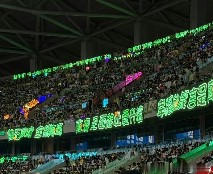张真源绿海从来都是双向奔赴的温柔。张真源用心对待每一场演出，把最好的状态留给舞台