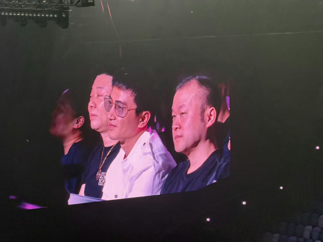 陈晓现身岳云鹏演唱会陈晓现身岳云鹏演唱会，状态看起来好好！ 