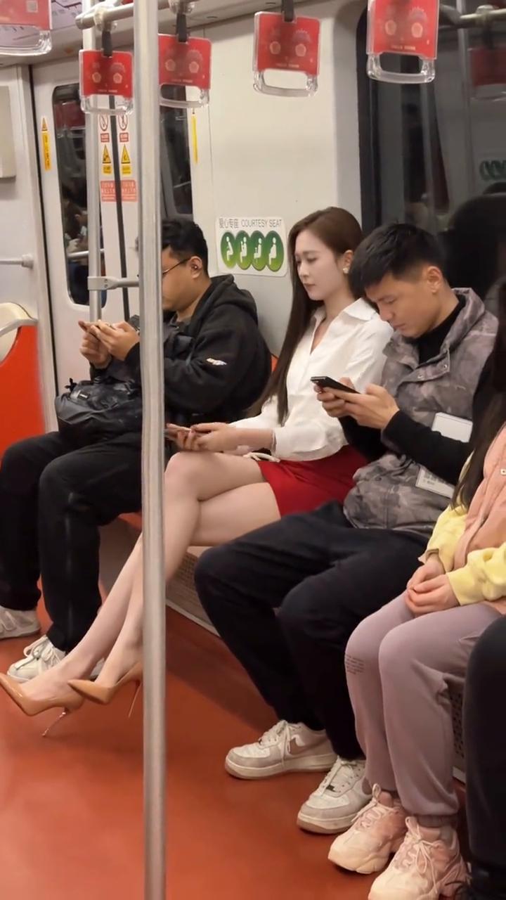 下一站是本次列车的终点站嘉禾望岗，可换乘三号线、十四号线。