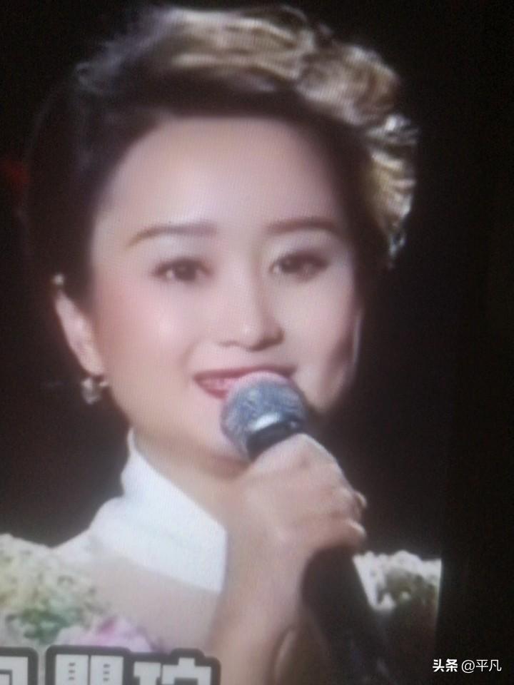 叶佩英是中国女高音歌唱家、声乐教育家。1935 年生于马来西亚吉隆坡，祖籍广东惠
