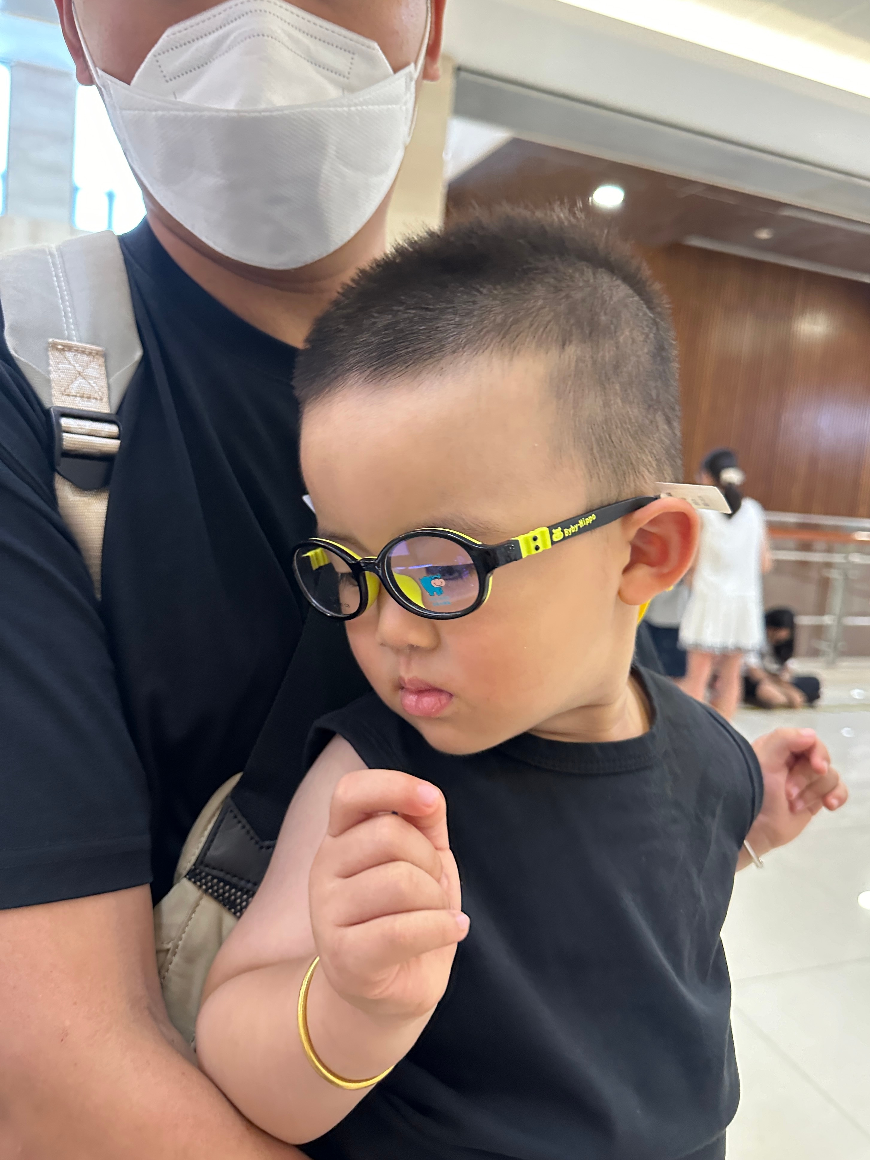 2岁半的小孩戴上了眼镜 没关系 我们要做最酷的小孩💪 