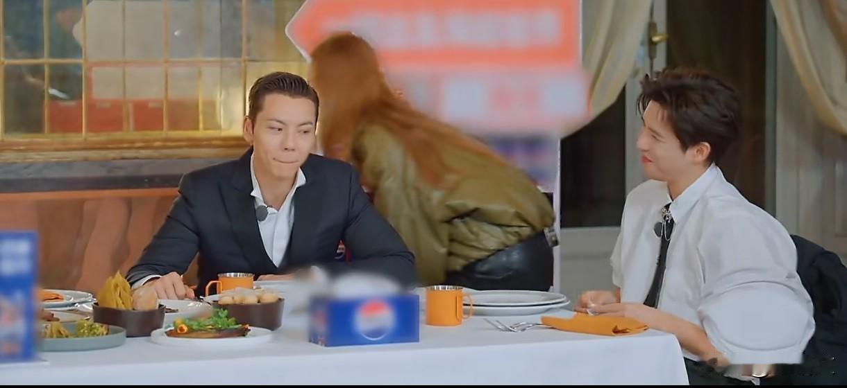 陈伟霆曝男人统一开关！一摸肌肉就绷紧，全世界都这样？
 
《现在就出发》吃饭环节