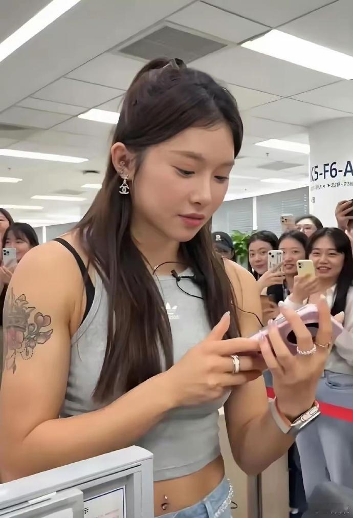 没想到吴艳妮现实中体格这么壮，比很多男的都壮，运动员就是不一样。 
