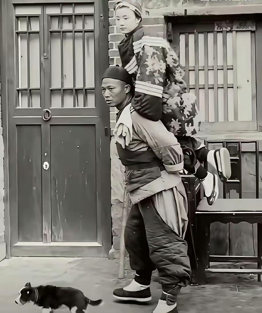 晚清，趴在"龟奴"背上的清倌人（妓女）。大清妓女凭"局票"到私家堂会应酬，由于身