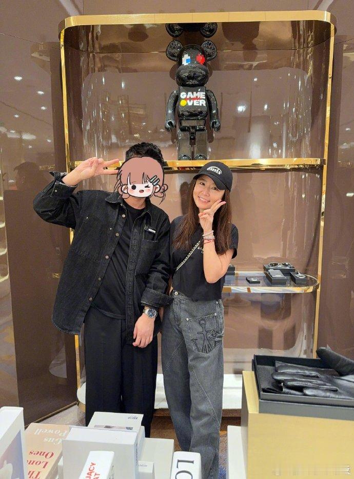 澳门偶遇林心如林心如与路人比耶合照 澳门偶遇林心如，与路人比耶合照笑容甜美很亲和