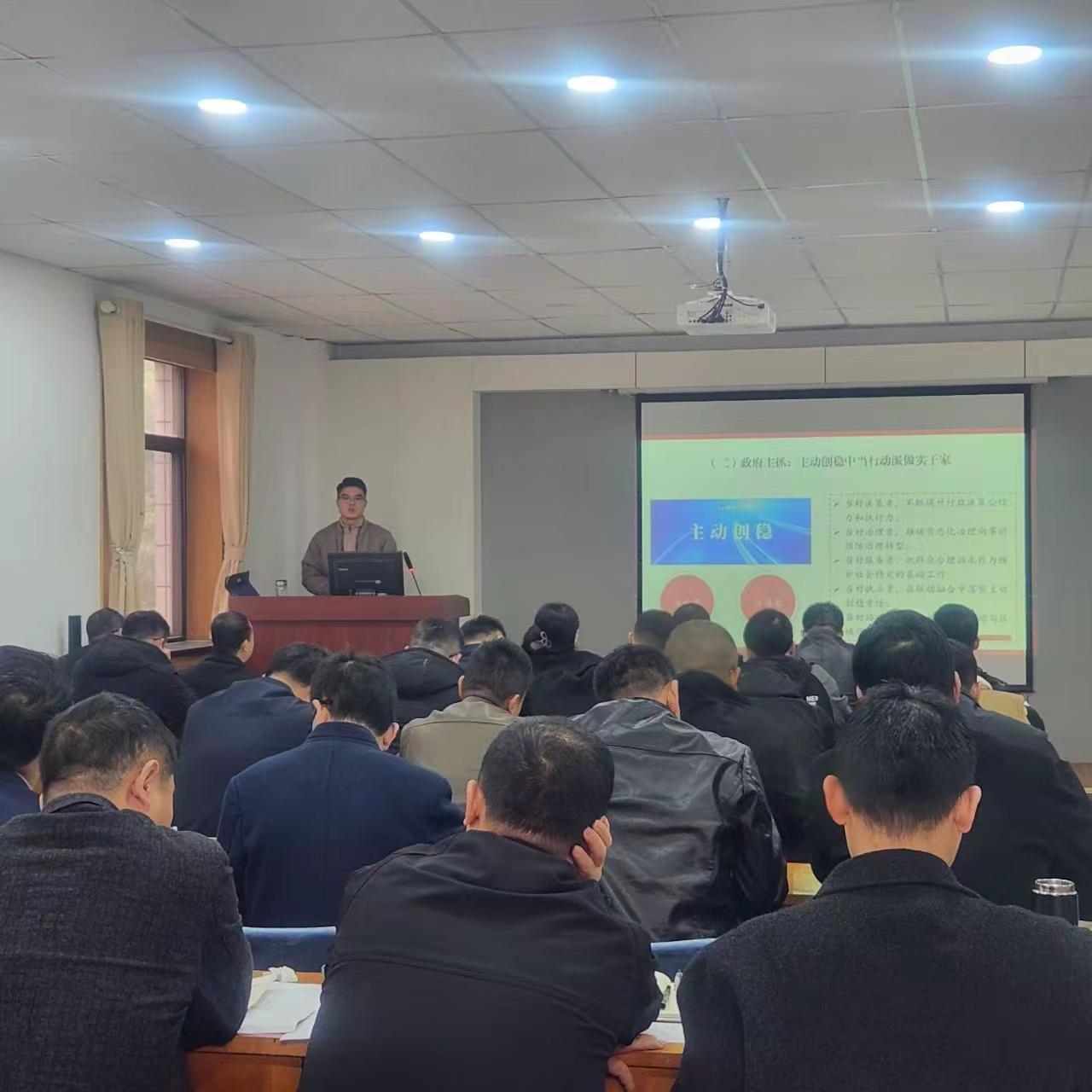首秀。今天是个特别的日子，工作以来真正意义上第一次站上讲台，好在一切顺利，这段时
