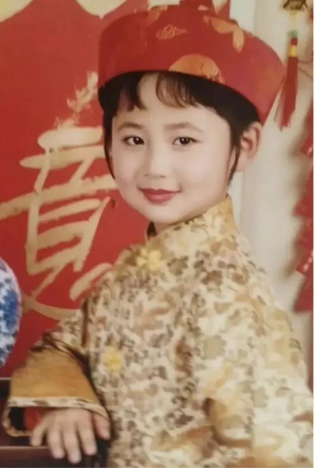 万万没想到，这个清纯，水灵的小女孩，长大后成了家喻户晓的大明星，你看出她是谁了吗