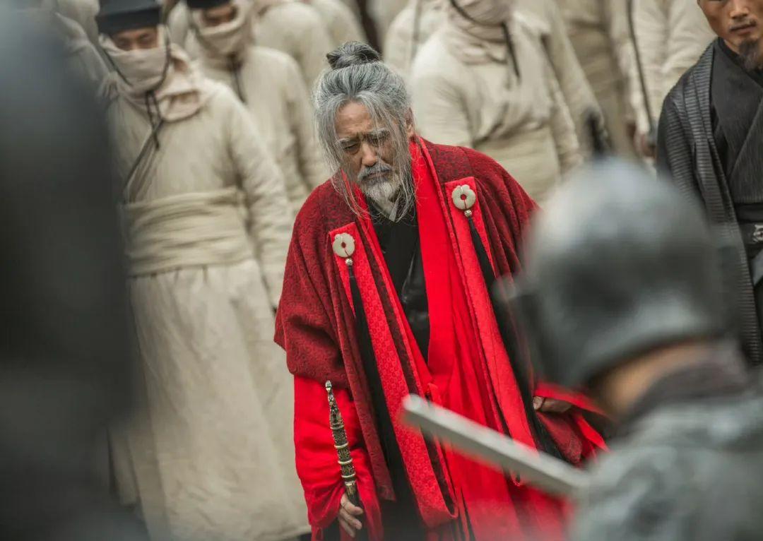 司马懿靠什么笑到最后?司马懿靠权谋与寿命笑到最后。
司马懿这个人深不可测，城府极