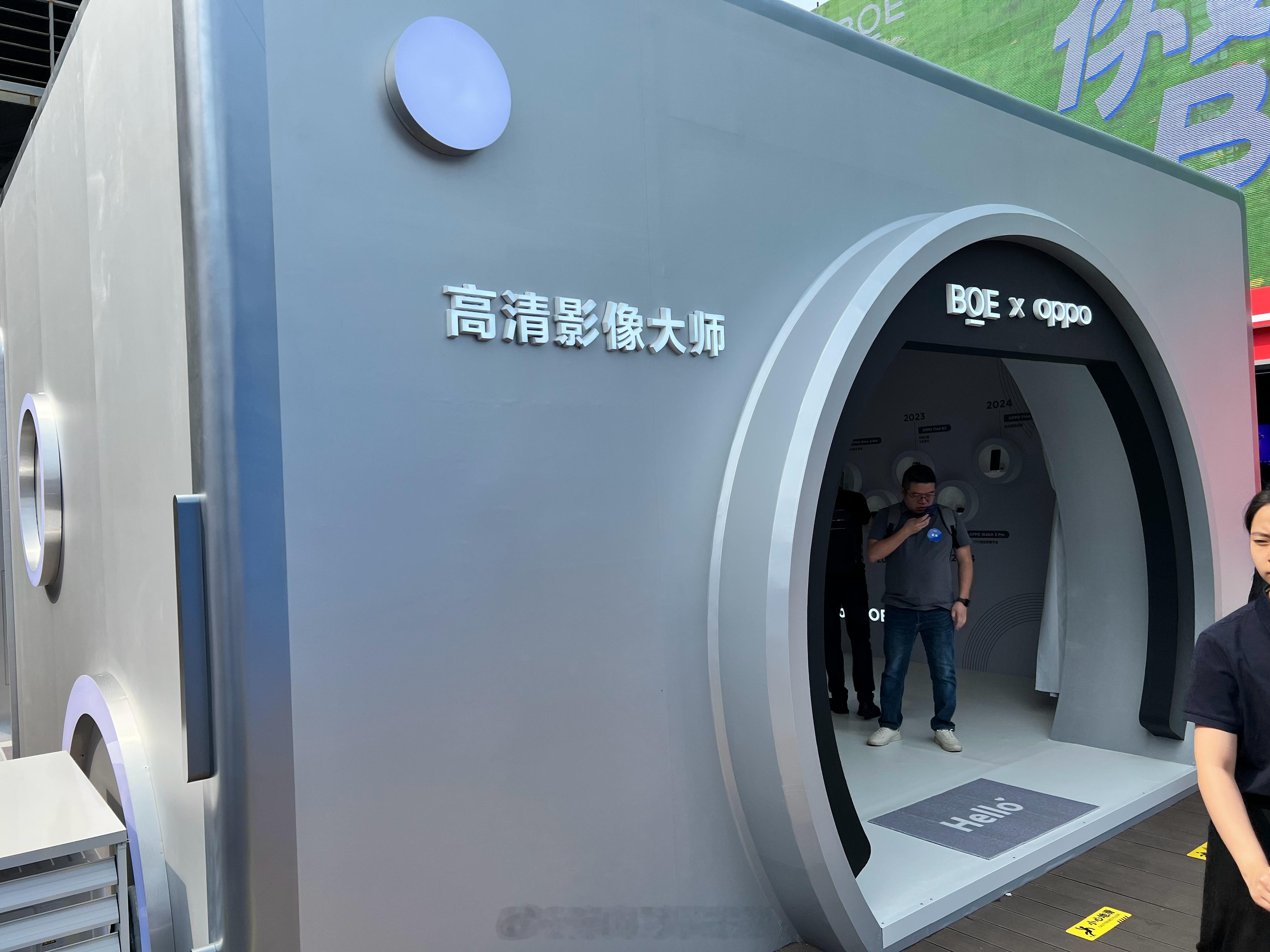 接下来看看京东方×OPPO展区，从《追星星的人》微电影里科技赋能教育的温暖，到十