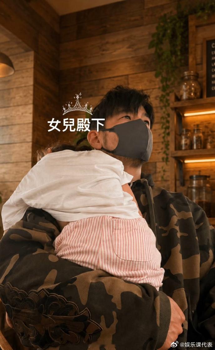 周杰伦抱女儿合照周杰伦 女儿殿下 周杰伦晒抱女儿合照，甜喊“女儿殿下”，完全公主