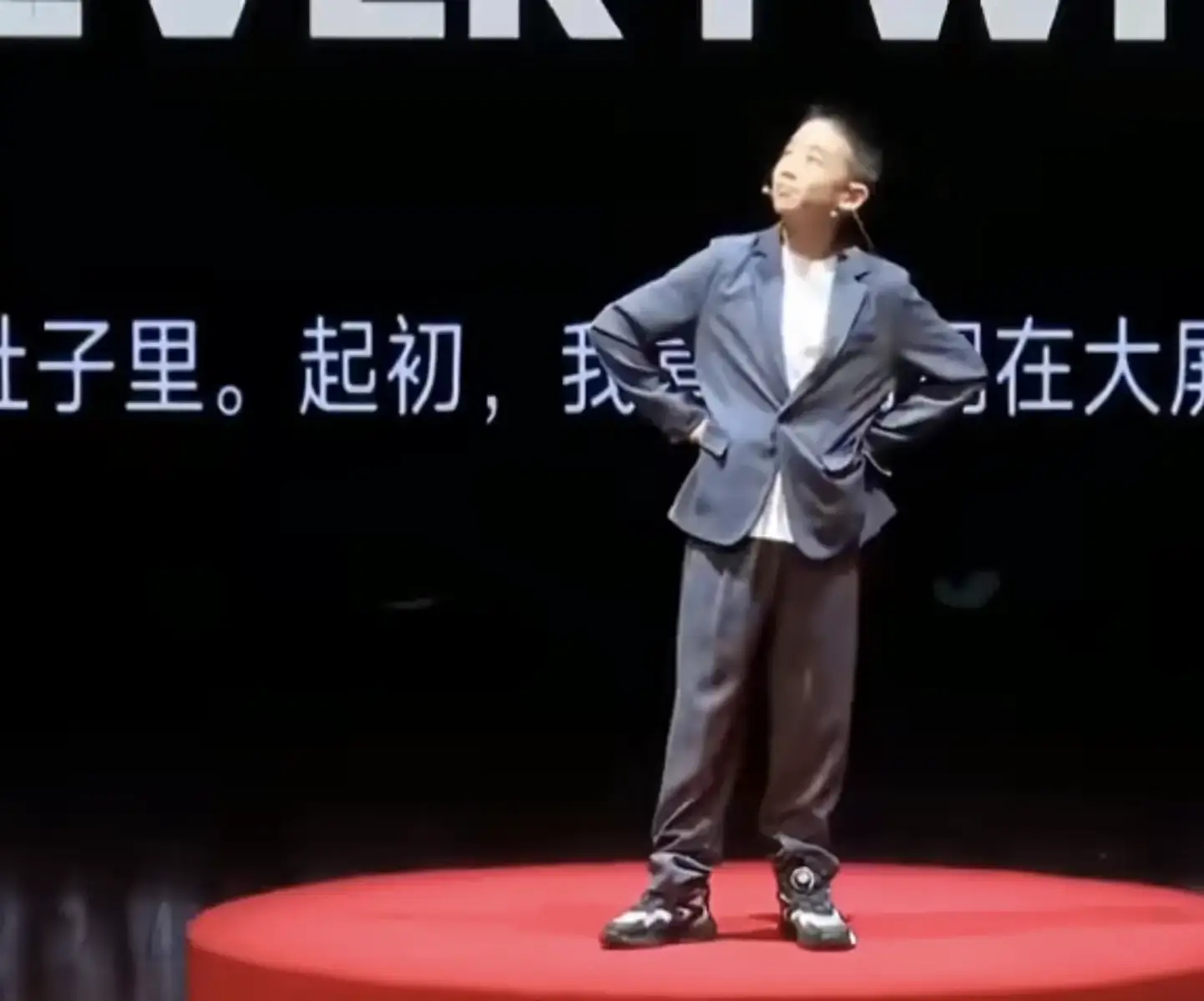 陈小春儿子全英语演讲 11岁Jasper穿西装台风很稳.陈小春、应采儿儿子Jas