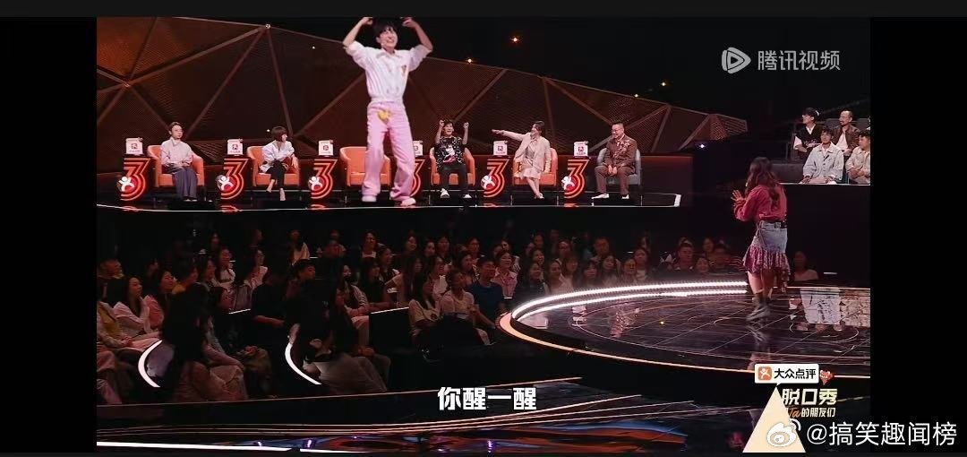 此刻的周深宛如巨人周深巨人般的身影认真倾听每一份心声，耐心鼓励每一次尝试，身影自